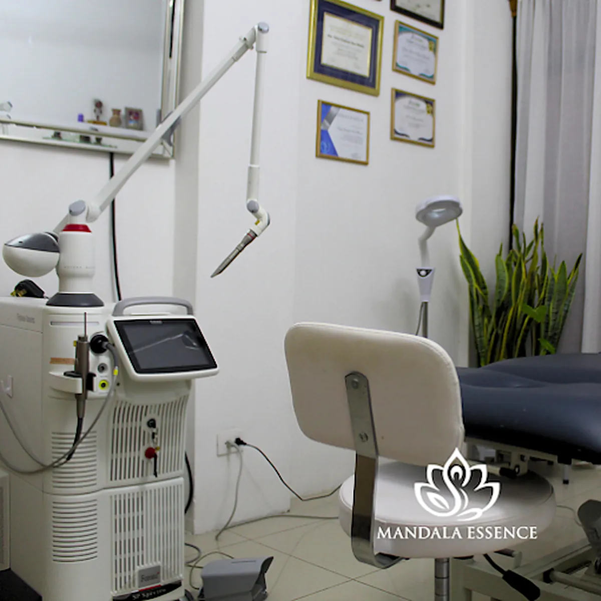 Treatment room with laser equipment at Clínica Mándala Essence