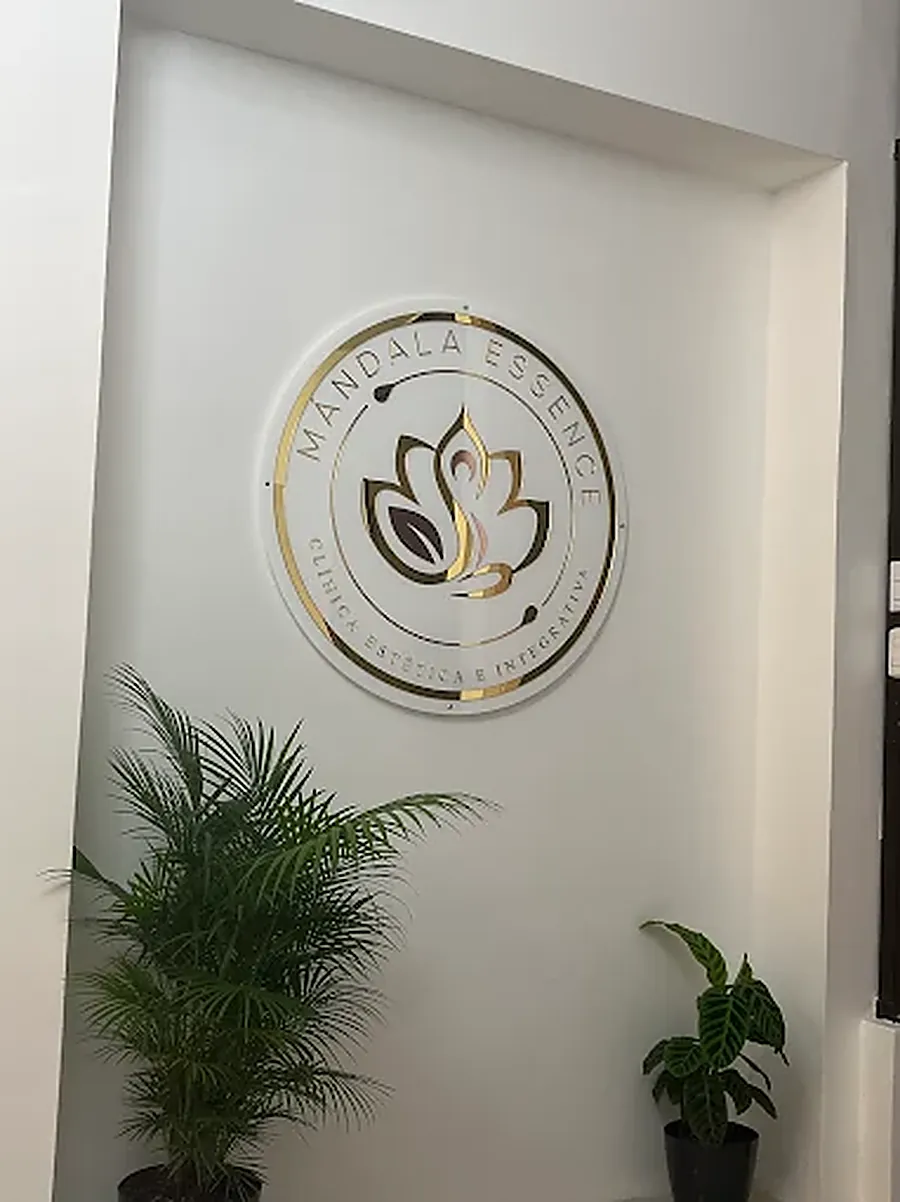 Clínica Mándala Essence logo sign inside the clinic